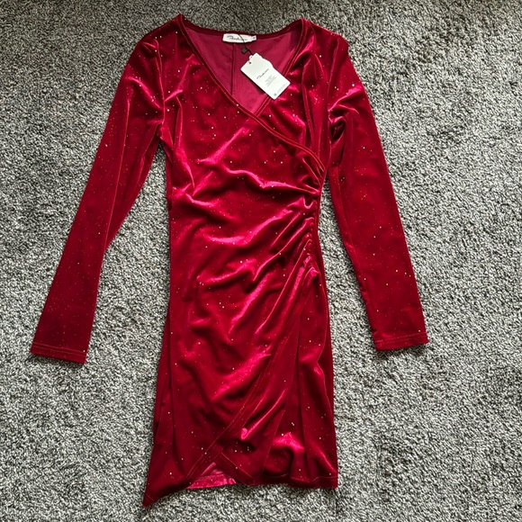 Fashion NWT Red Velvet Faux Wrap Dress Size Medium - Picture 2 of 9